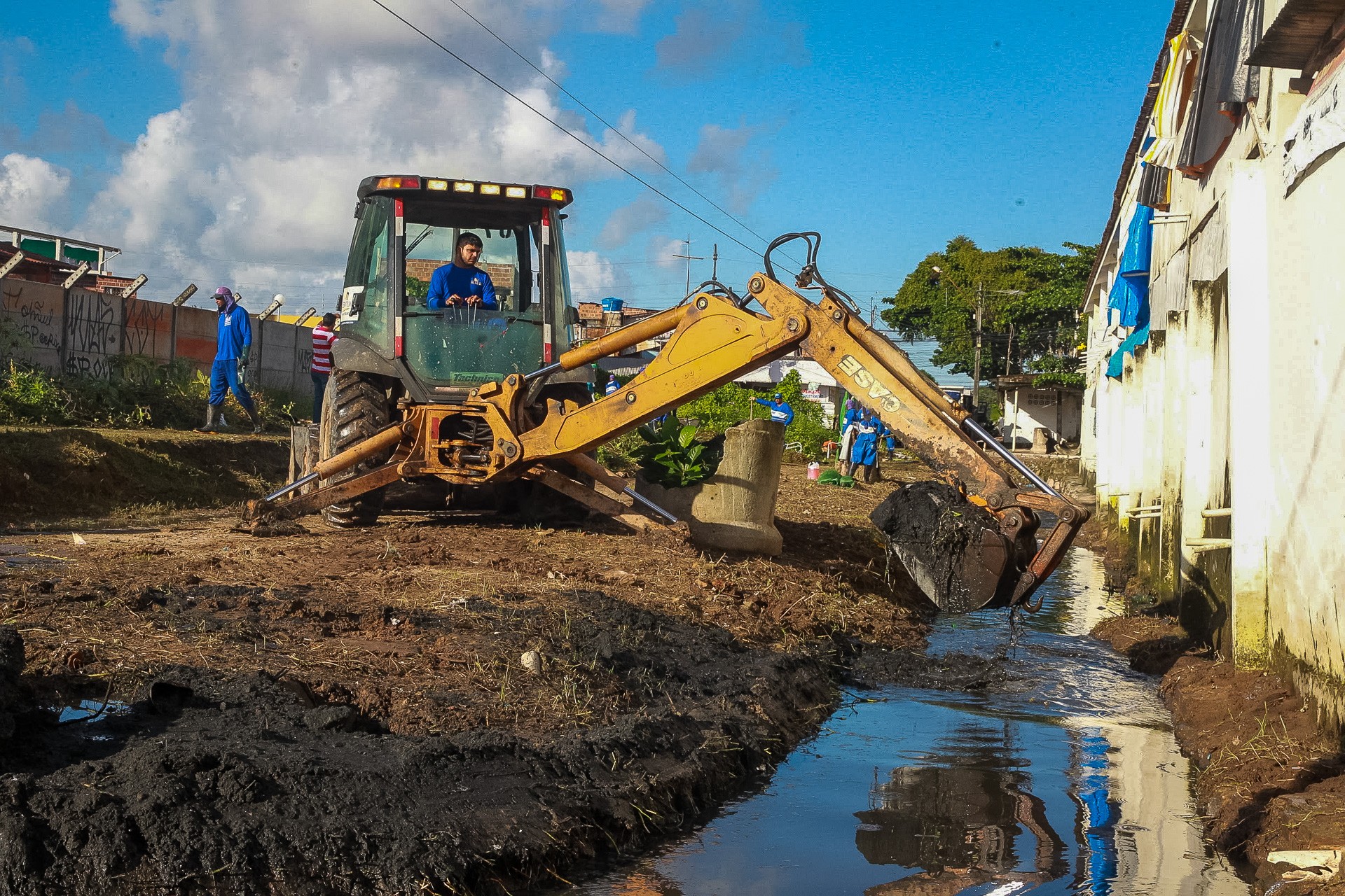 Leia mais sobre o artigo Prefeitura do Jaboatão inicia limpeza do canal da comunidade de Aritana e intensifica ações da Operação Inverno