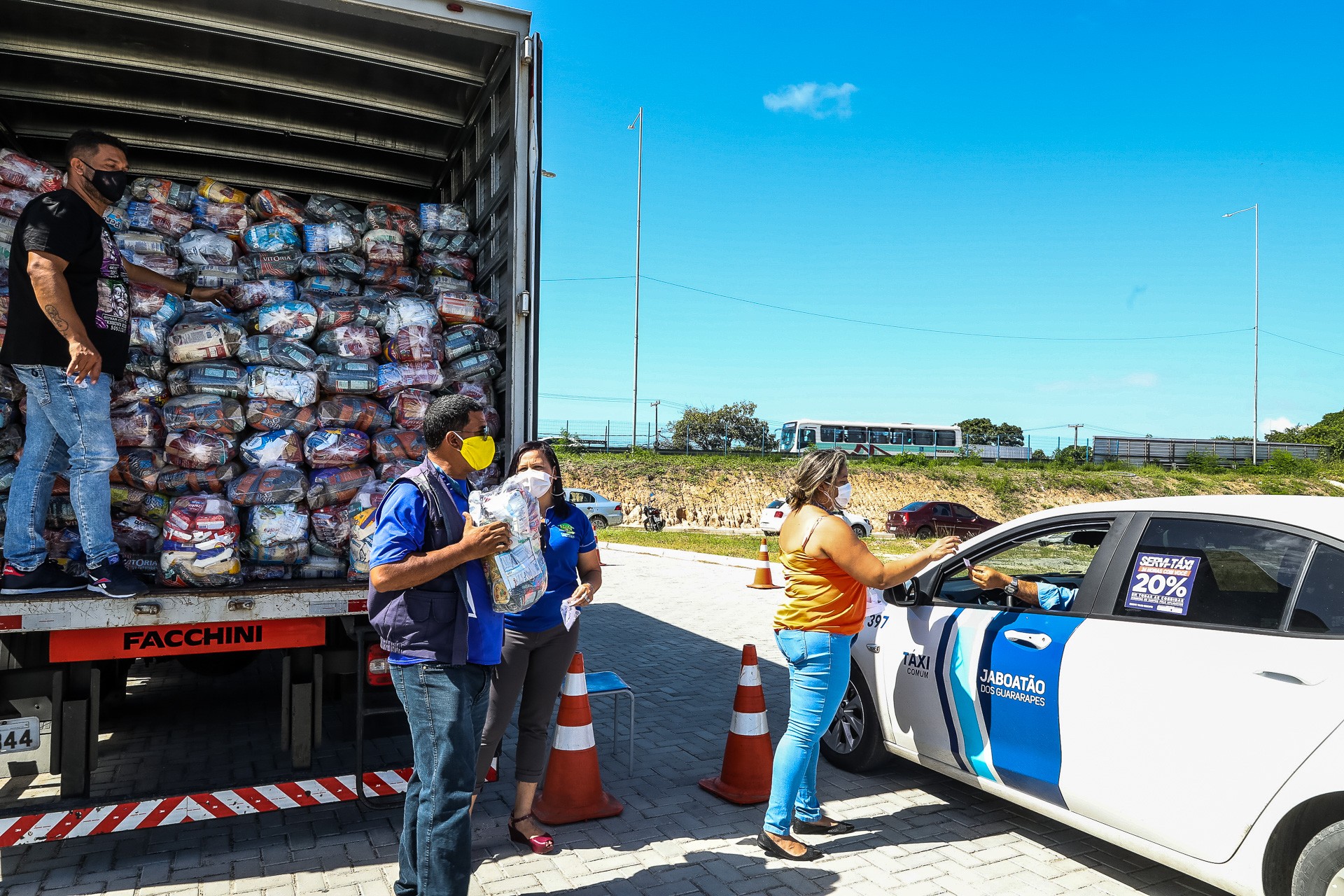 Leia mais sobre o artigo Prefeitura do Jaboatão entrega cestas básicas a mais de mil taxistas do município
