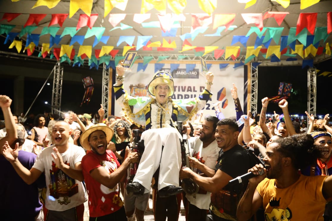 Leia mais sobre o artigo Raio de Sol é bicampeã no Festival de Quadrilhas Juninas do Jaboatão