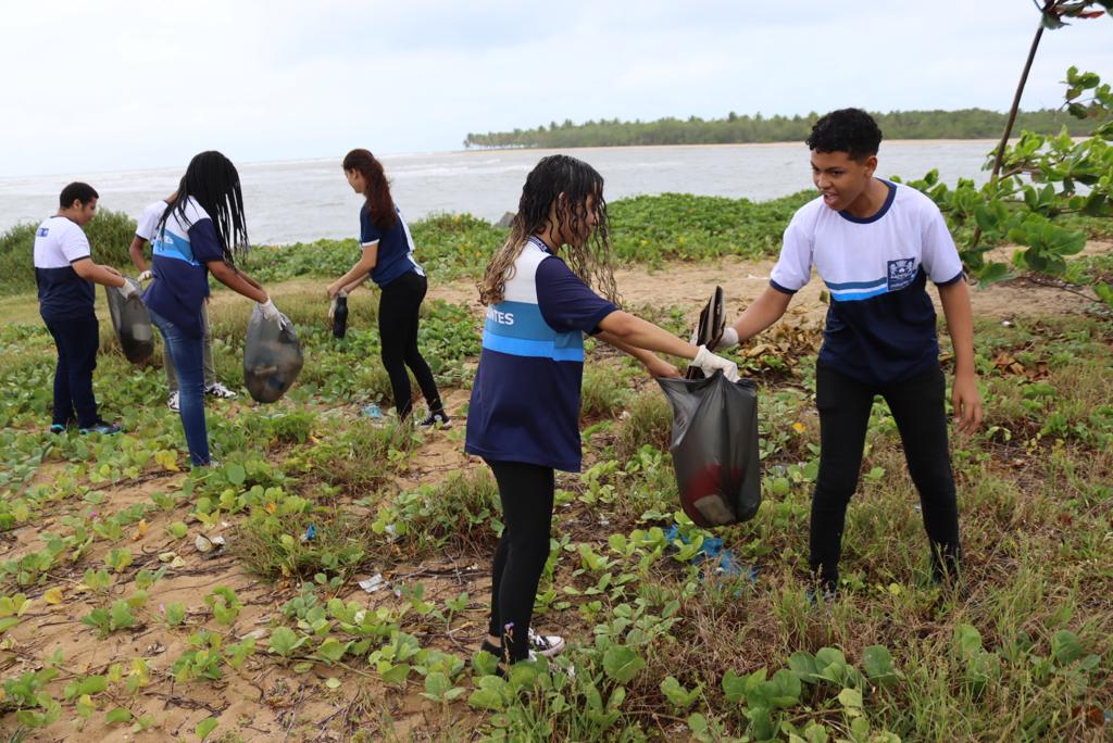 Leia mais sobre o artigo Estudantes da Rede Municipal do Jaboatão limpam orla em comemoração ao Dia Mundial de Limpeza da Água